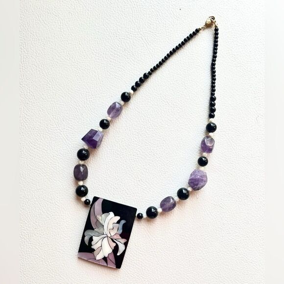 Vintage Lee Sands Black beads, Amethyst, Mother of Pearl Flower necklace! - Picture 12 of 12